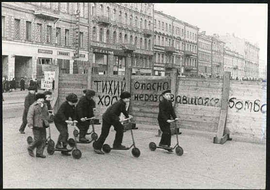 В Плесе открылась выставка легендарного фотолетописца войны
